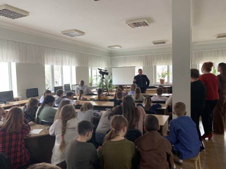 Учні Євроленду зустрілися з відомим українським письменником Андрієм Кокотюхою