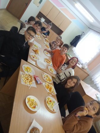 Учні 5 класу на уроці англійської мови проходять улюблену тему "Їжа"