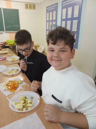 Учні 5 класу на уроці англійської мови проходять улюблену тему "Їжа"